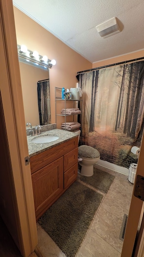 Bathtub, bidet, towels, soap - Lisbon room (Bloomington)