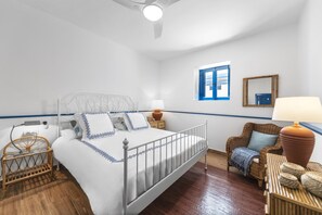 2 slaapkamers, een bureau, een strijkplank/strijkijzer, reisbedje