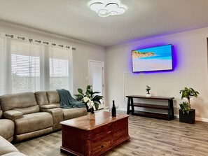 TV connectée, table de tennis de table, écrans d'ordinateur