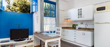 Réfrigérateur, micro-ondes, plaque de cuisson, cafetière/bouilloire