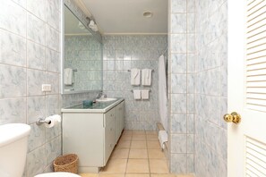 Shower, towels - Oceanfront 2 Bedroom Signature Villa (Tortola)