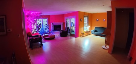 Fireplace. Comfortable room within 15 minutes of driving from IU