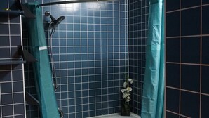 Un baño con bañera, inodoro y cortina de ducha.