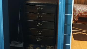 1 bedroom, desk, WiFi, bed sheets