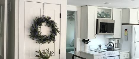 Microondas, horno, parrilla de estufa y lavavajillas