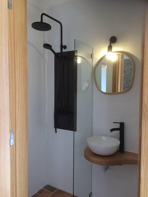 Dusche, Haartrockner, Handtücher
