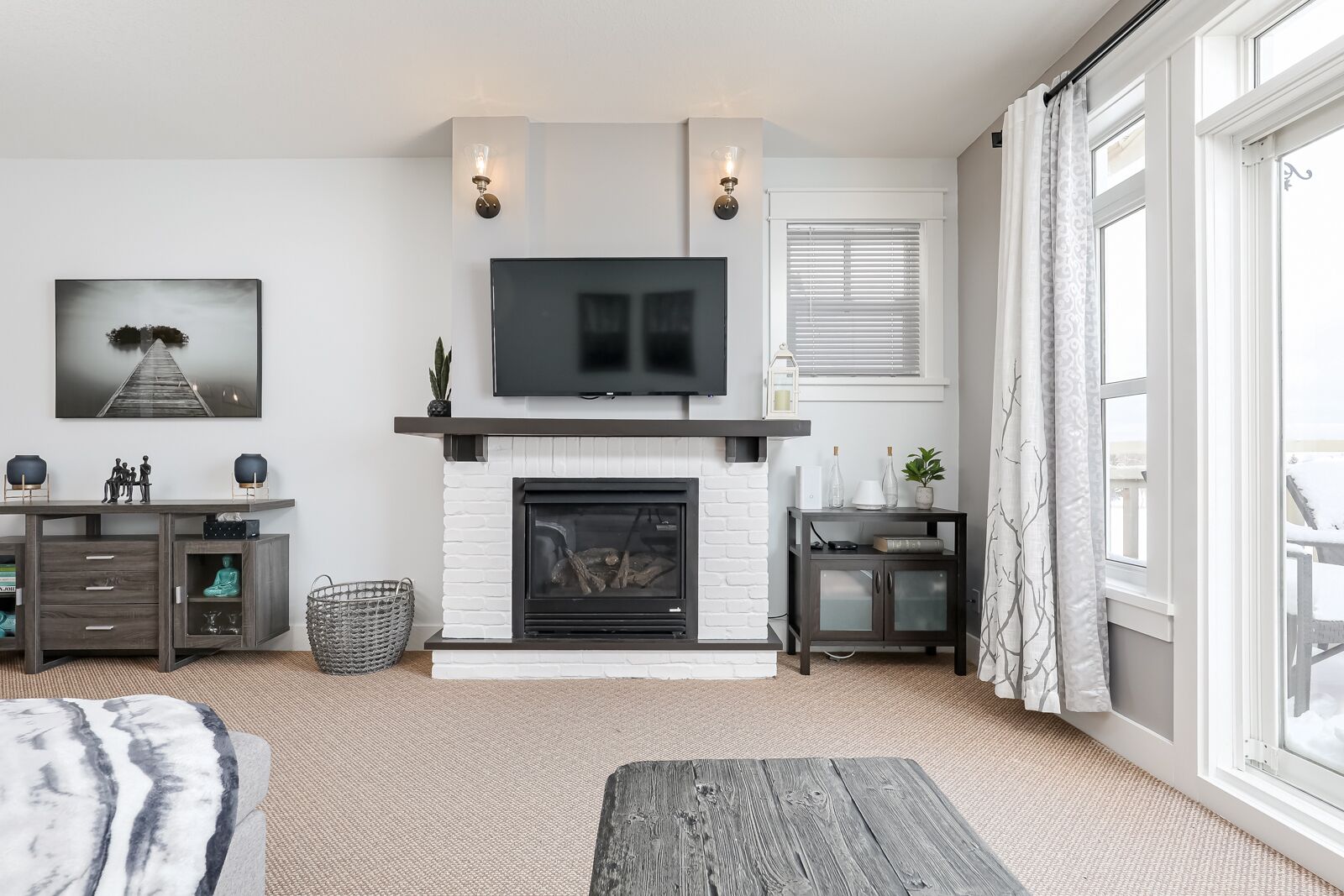 Smart-TV, Kamin, Videospiele, Bücher