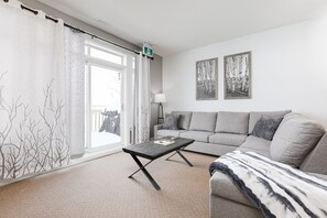 Téléviseur connecté, foyer, jeux vidéo, livres