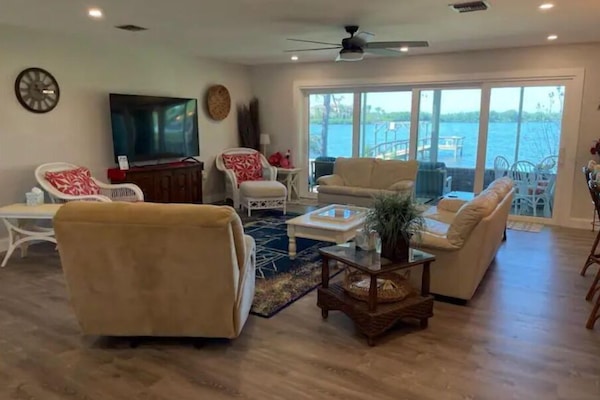 TV connectée, lecteur de DVD, livres