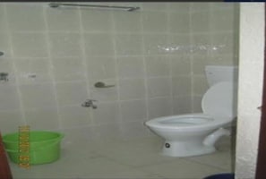 Shower, rainfall showerhead, free toiletries, bathrobes
