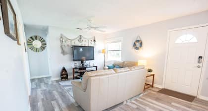 Bright Waterfront Home. Heated Pool. Short drive to Beach. Beautiful Sunsets.