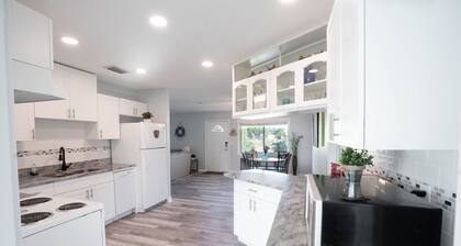 Bright Waterfront Home with Pool. Short drive to Beach. Beautiful Sunsets.