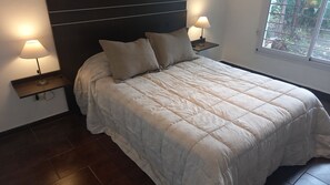 2 quartos, escrivaninha, acesso à internet, roupa de cama