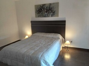 2 camere, una scrivania, accesso a Internet, lenzuola