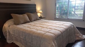 1 bedroom, desk, internet, bed sheets