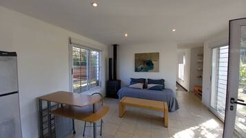 2 bedrooms, desk, internet, bed sheets