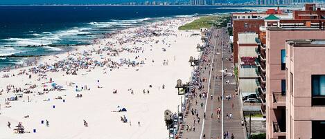 Playa en los alrededores y toallas de playa