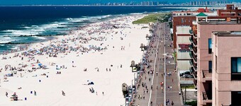 "Once Upon a Tide" eclectic beach house with pizza oven, game room, fireplace
