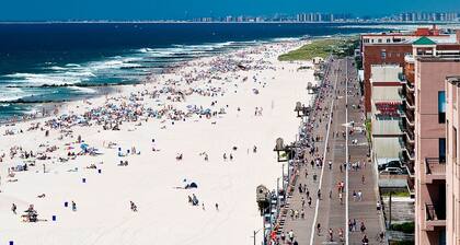 "Once Upon a Tide" eclectic beach house with pizza oven, game room, fireplace