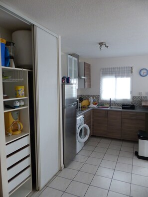 Kühlschrank, Mikrowelle, Herdplatte, Wasserkocher mit Kaffee-/Teezubehör