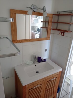 Kühlschrank, Mikrowelle, Herdplatte, Wasserkocher mit Kaffee-/Teezubehör