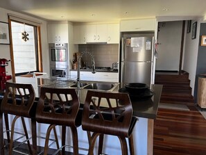 Fridge, microwave, oven, stovetop - Aosta-Large family chalet (Dinner Plain)