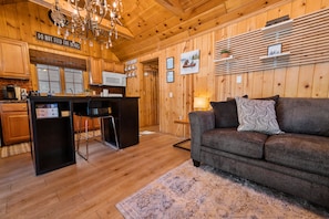 Smart TV, Netflix, Hulu, books - NEW! Hot Tub/Tesla Charger/Close to Village & Slopes (Big Bear Lake)