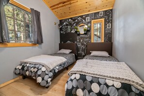 3 bedrooms, free WiFi, bed sheets, wheelchair access