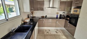 Frigorifero, microonde, forno, piano cottura