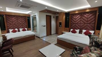 Individuell dekoriert, individuell eingerichtet, Schreibtisch