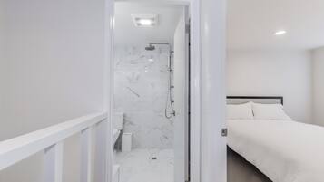 Een douche, een haardroger, handdoeken, zeep