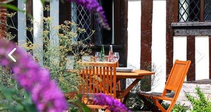 Bonnington Cottage by Bloom Stays - sleeps 4 guests in 2 bedrooms