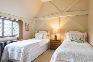 2 bedrooms, iron/ironing board, WiFi, bed sheets - Bonnington Cottage by Bloom Stays - sleeps 4 guests  in 2 bedrooms (Canterbury)