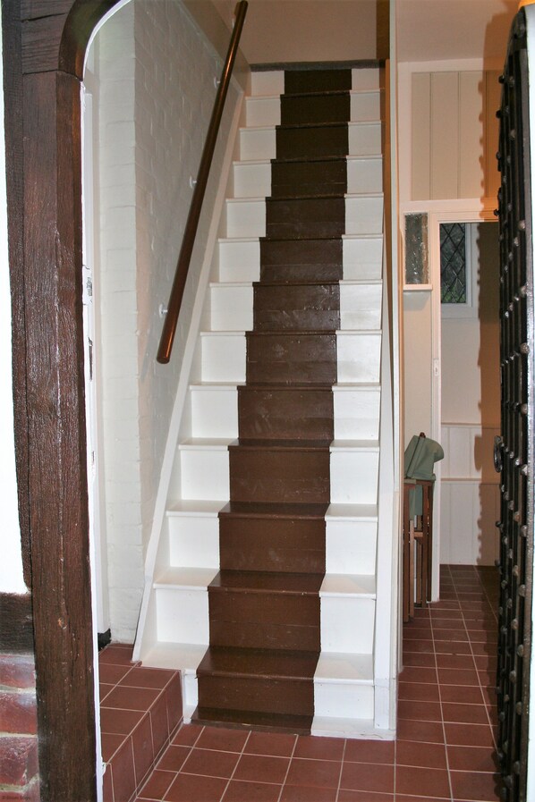 A wooden staircase with white risers leading to a landing. - Bonnington Cottage by Bloom Stays - sleeps 4 guests in 2 bedrooms (Canterbury)