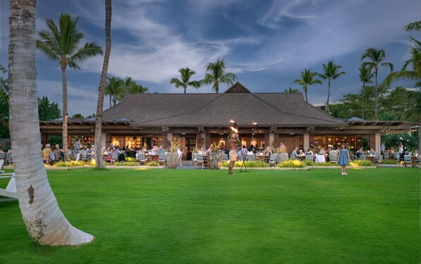Outdoor dining - Mauna Lani Terrace G102 Lagoon View Condo Beach - Restaurants, Bars Waterfront (Kamuela)