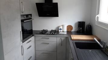 Een koelkast, een microgolfoven, een oven, een kookplaat