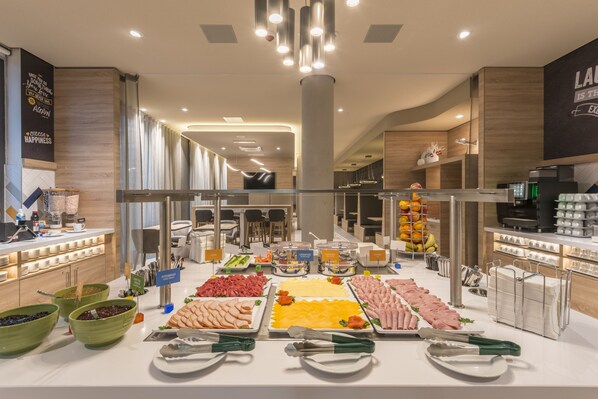 Free daily buffet breakfast - Hampton by Hilton Munich City North (Munich)
