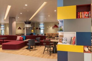 Lobby - Hampton by Hilton Munich City North (Munich)