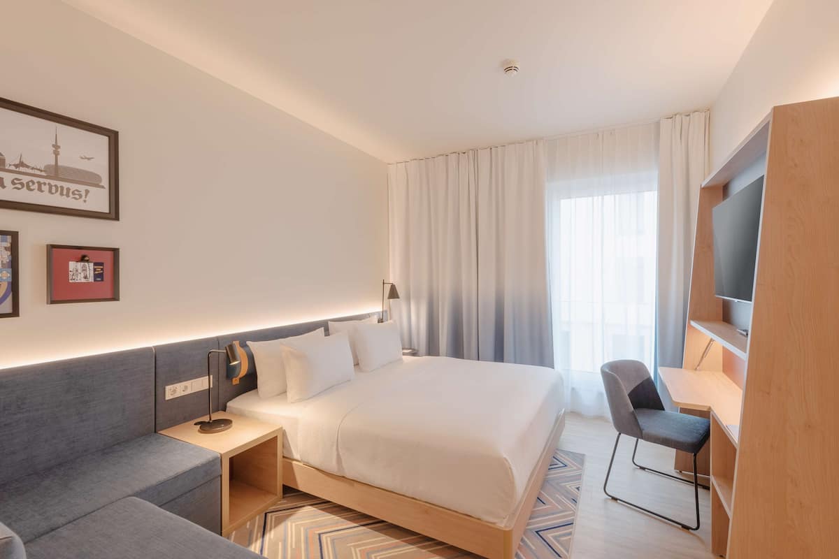 Biancheria da letto di alta qualità, cassaforte in camera, una scrivania