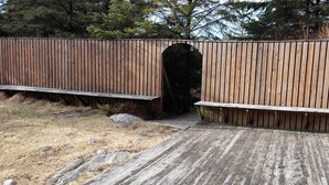A wooden deck with a curved railing, surrounded by dry grass and rocks. - Vacation home on Bømlo perfect family vacation for hikers and cyclists (Rolvsnes)