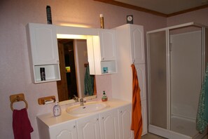 Bathtub, towels