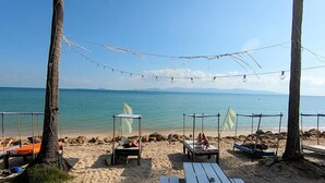 Outdoor dining - Asia Blue - Beach Hostel Hacienda - Bed in 4-bed Dormitory Room (Ko Pha-ngan)