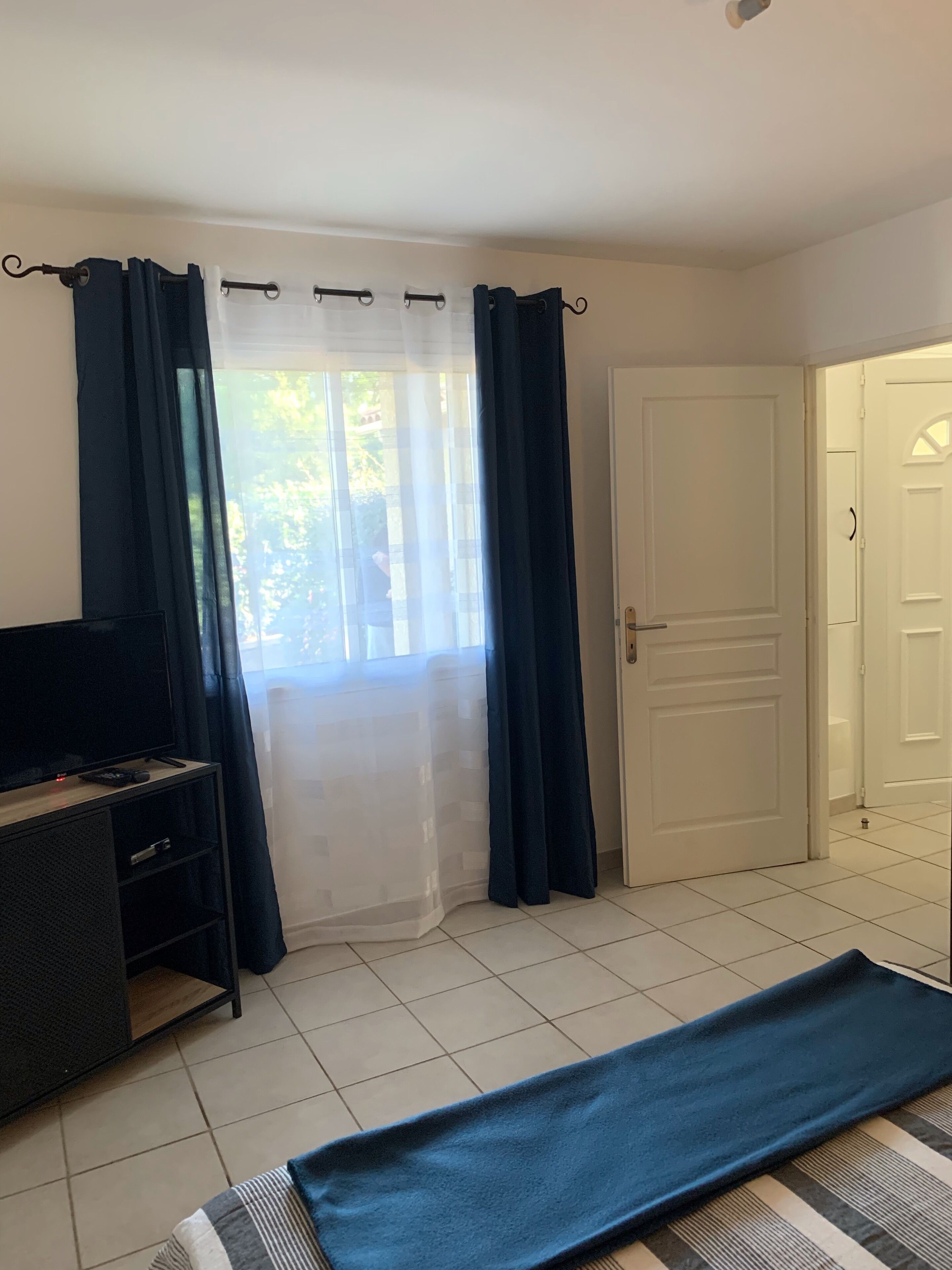 1 slaapkamer, een strijkplank/strijkijzer, gratis wifi, beddengoed