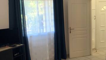 1 slaapkamer, een strijkplank/strijkijzer, gratis wifi, beddengoed