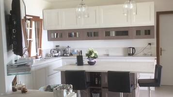 Villa, 4 Bedrooms, Private Pool, Garden View | Interior