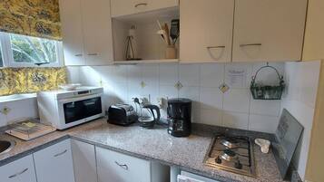 Apartment, 1 Bedroom, Balcony, Garden View | Private kitchen