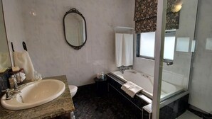 A bathroom with a sink, toilet, mirror, and bathtub. - Roosboom Luxury Studio - With Sea View and Kitchen, Ideal for 2 Guests, Capetown (Cape Town)