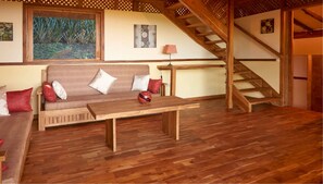 Cabaña, 2 habitaciones, para fumadores, balcón | Área de sala de estar