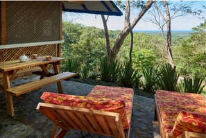 Hytte - 2 soveværelser - ryger - balkon | Terrasse/gårdhave