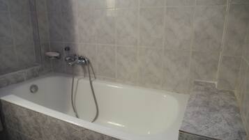 Apartment, 1 Bedroom, Accessible, Garden View | Bathroom amenities